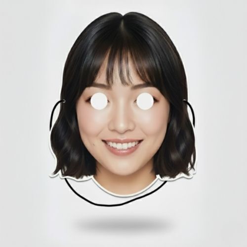 Personne portant un masque imprimé avec le visage d'une femme souriante aux cheveux noirs